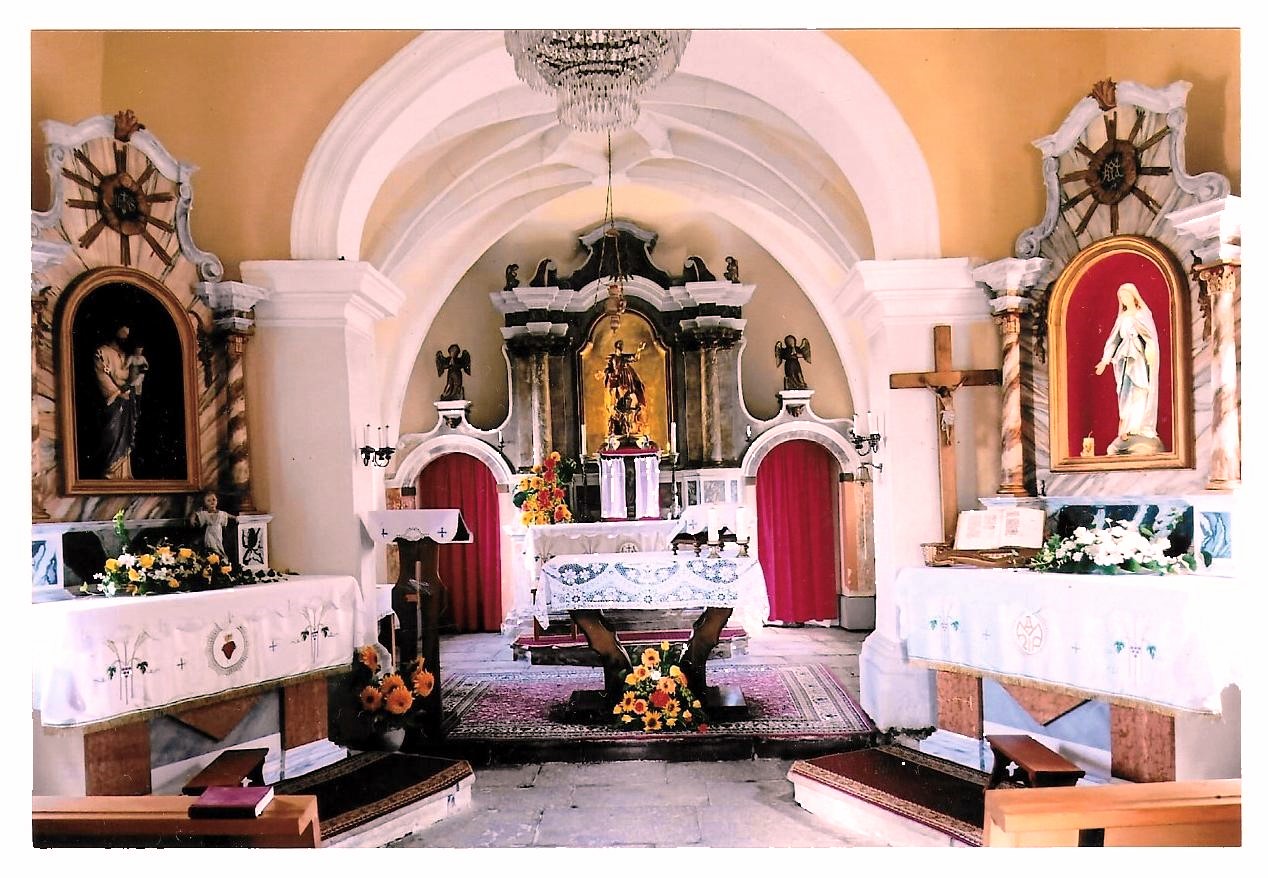 11-2 Notranjost cerkve s tremi oltarji